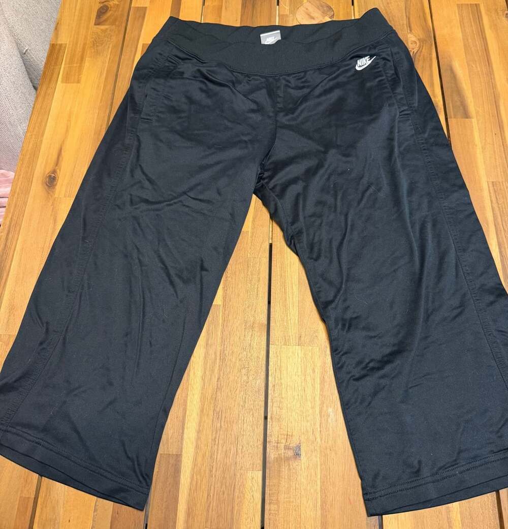 Nike Capris Size M Black Polyester Athletic Pants